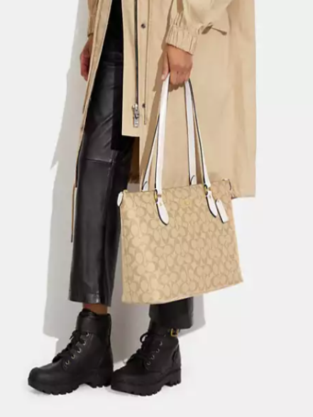 Gallery Tote Bag In Signature Canvas